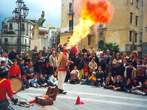 Artistas de rua trabalham com fogo