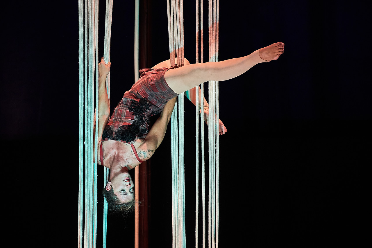 Cômico e com cordas dramáticas, Balbúrdia mostra o cotidiano acrobático de um casal. Assista na sexta 16/7, às 20 horas, no Youtube.