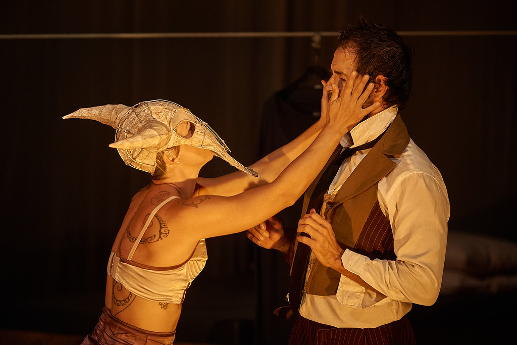 Instigante e inovador, o teatro físico de Vizinhos brinca com os conceitos de masculino e feminino. Assista nessa sexta 9/7, às 20 horas, no Youtube